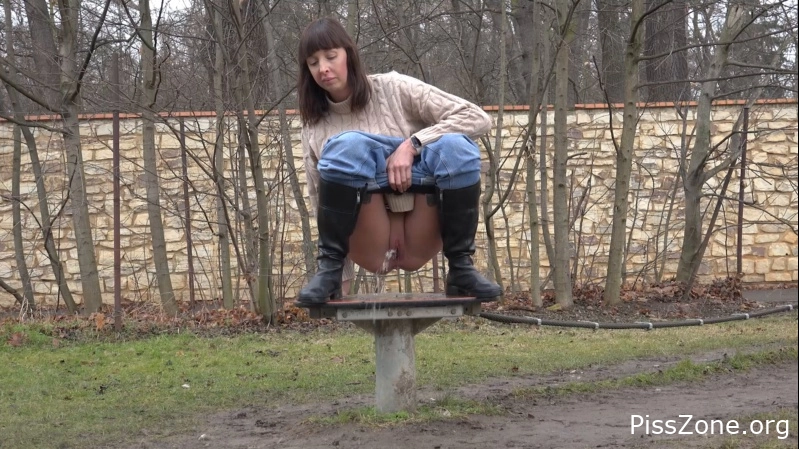 with playful devil Joana Intense - Powerful stream of pee in a Park 124 MB, MPEG-4, 2025