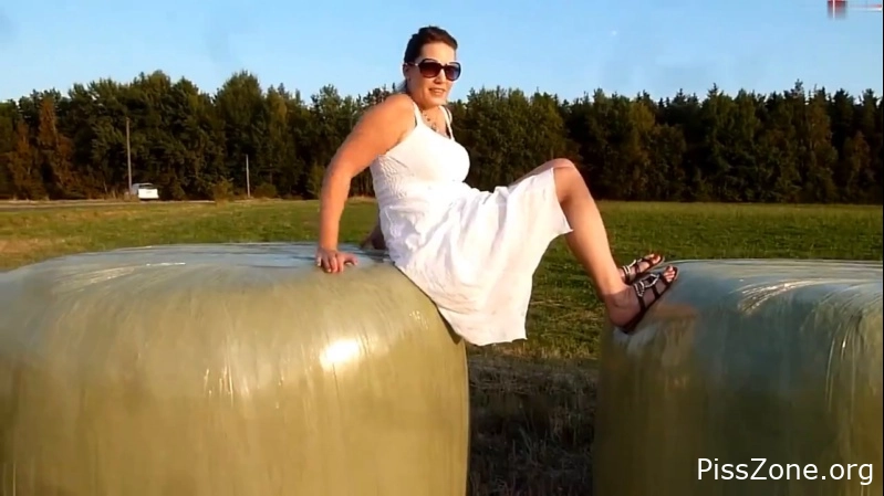 Wet Rush in Action - Pissing from a hay bale 2025, ViktoriaGoo, leaking