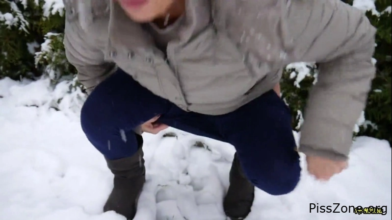 Katyqueen - Riskier Outdoor Piss At Home!