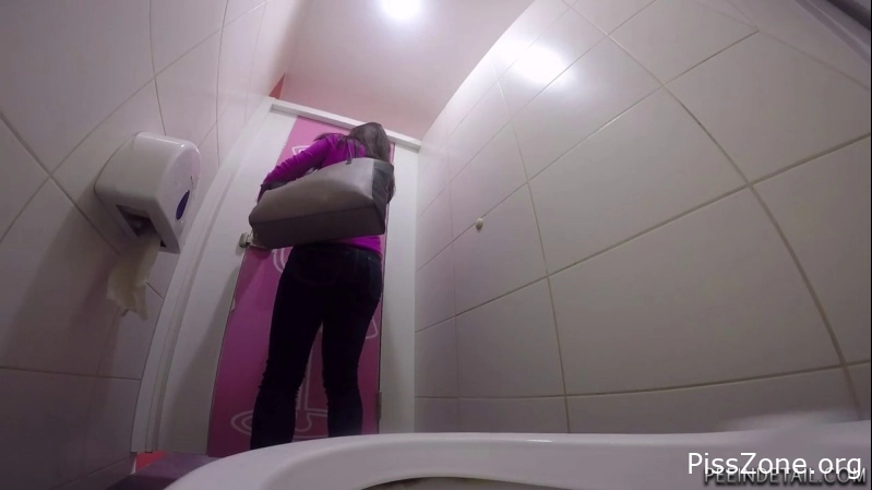 She Leaks Bad - Pee break when meeting a friend 2025, Laura Sivkova, Petra Bludarova, pee drips