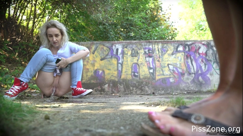 Bathroom Break - Allpiss 2025, Delia, mouth pee