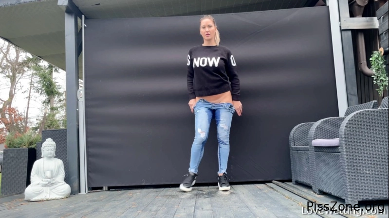 with naughty sweetie Naomi Bennet - Peeing right in her jeans 409 MB, MPEG-4, 2025