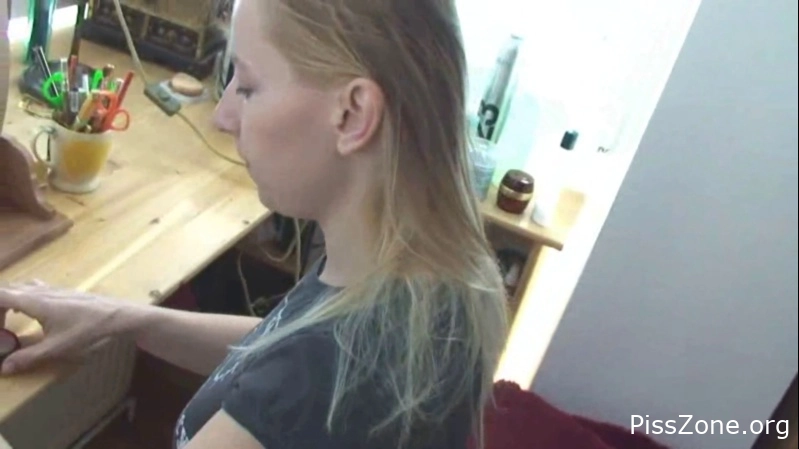 Caught on Toilet Pissing Compilation Lucilla, (MPEG-4/2025) 225 MB, fastflowing urine