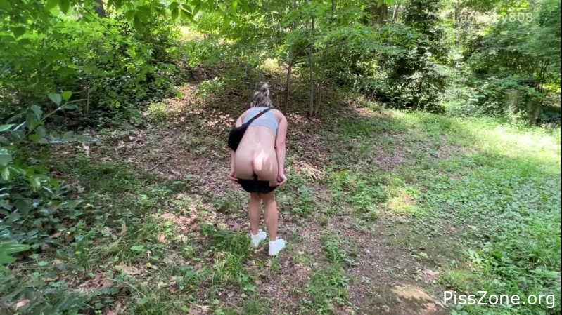 Girl Pees in Car Piss Public Outdoor Lana-Ivey, (MPEG-4/2025) 113 MB, pee focus
