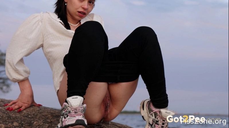 Naughty Piss Babe Hot brunette relieves herself in the sea, (MPEG-4/2025) 143 MB, sensual pissing