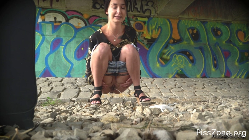 Piss Queen Footage Girls Peeing Outdoor 1, (MPEG-4/2025) 618 MB, hot urine