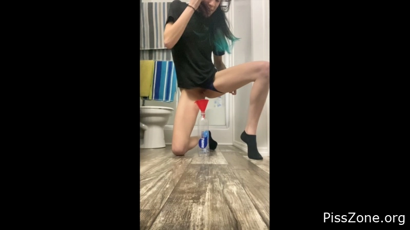 Wet Girl Reveal Filling Up Bottle With Pee Liz Raw, (MPEG-4/2025) 673 MB, surprise pissing