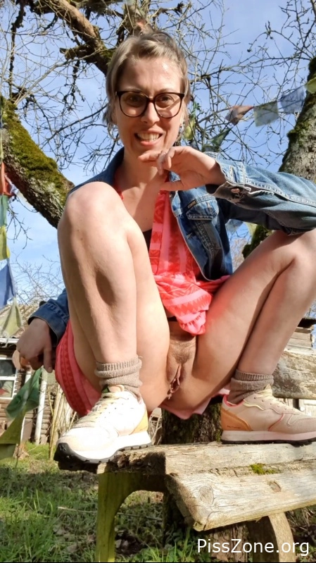 with juicy one TheaRemmel - How I awaken spring – peeing outside in the garden 67.0 MB, MPEG-4, 2025