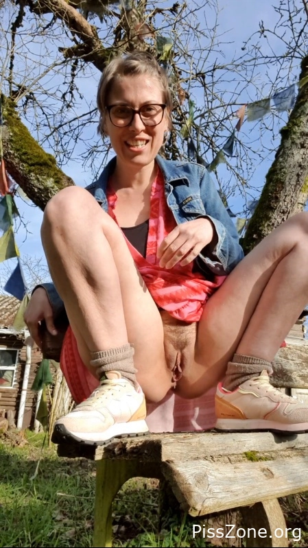 Urine Queen - How I awaken spring – peeing outside in the garden 2025, TheaRemmel, soft pee