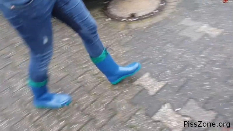 with gorgeous princess Luna-Light - Jeans and Rubber Boots Public Pee 23.2 MB, MPEG-4, 2025