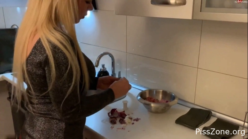 SteffiBlond - User rubber boots made into roulades. the particularly dirty cooking lesson with pee