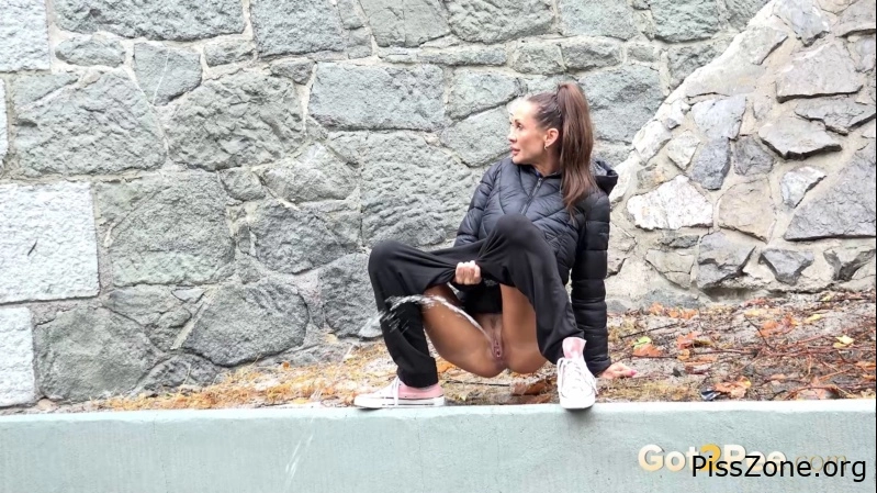 Dripping Wet Queen - squats to piss under a bridge 2025, Cynthia Vellons, juicy pee