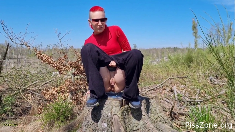 Golden Moment - Revier Marking. No More Holding My Sparkling Wine. 2025, Sunny-Sin, subtleflowing piss