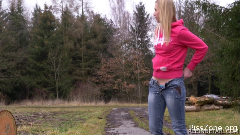 with sexy spark Veronika Skalska - Pee In Bushes 103 MB, MPEG-4, 2025