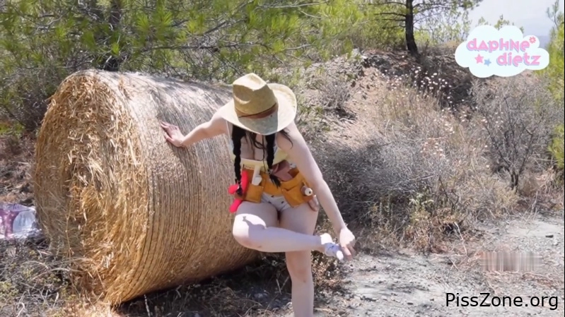 Fetish Pee Cam Rubber boots filled to the brim with piss DaphneDietz, (MPEG-4/2025) 330 MB, peeing habit