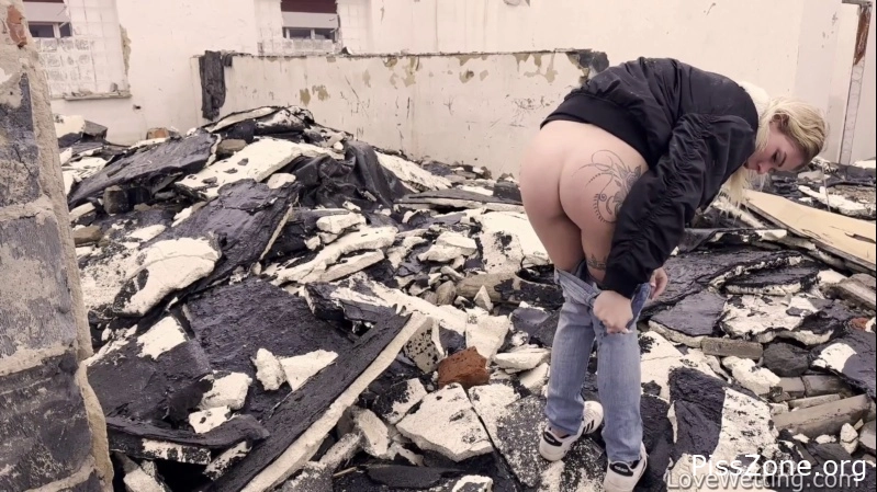 Wet and Forbidden - Pissing scene 47. November 2025 2025, Claudia, flick pee