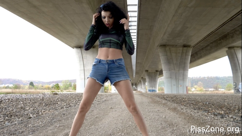 with gorgeous delight Mitzi - Mitzi peeing in her shorts 529 MB, MPEG-4, 2025