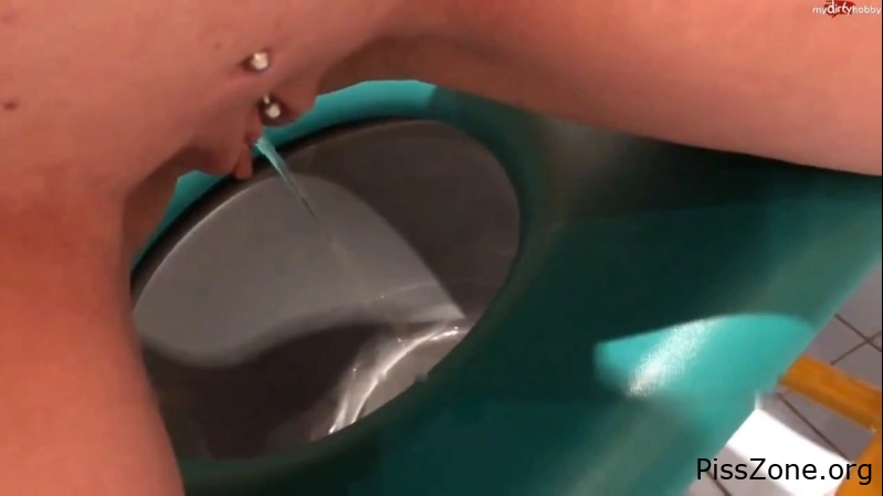 SteffiBlond - pissed on toilet chair – peed over the edge