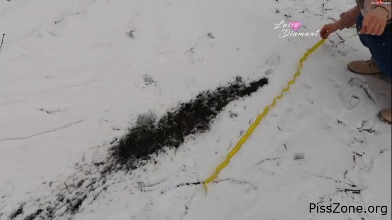 Girl Cries and Pees - I always wanted to piss a hole in the snow 2025, Kitty_Lou, pee flick