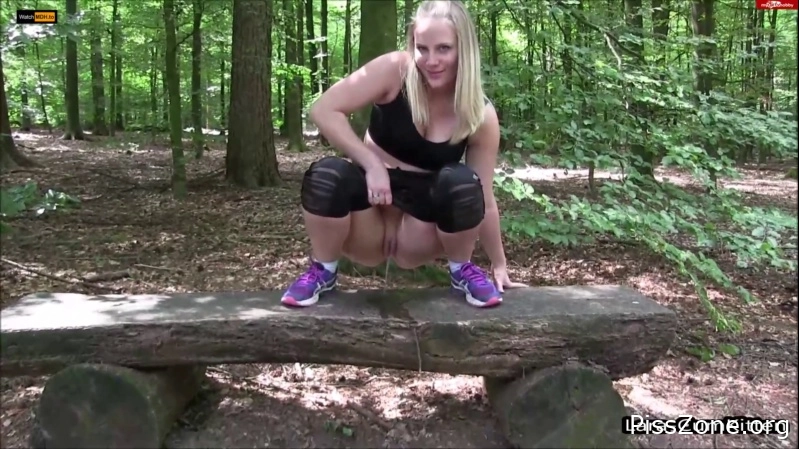 Leaking Barefoot - Pee while jogging – cheekily Peeed on the bench 2025, deep piss