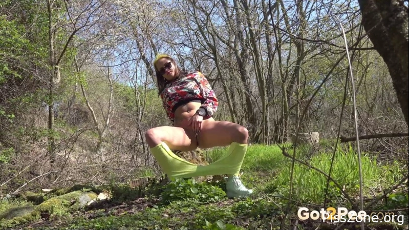 Barbara Bieber sprays messy piss stream 122 MB, MPEG-4, 2025