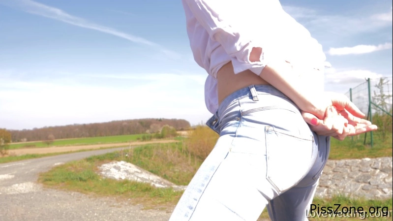 Wetness Captured Very Public Delia, (MPEG-4/2025) 401 MB, slow pee