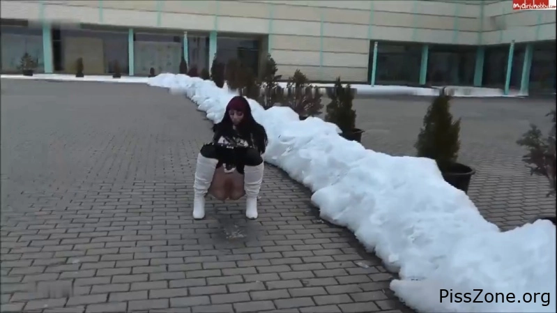 Stream Behind Glass - Pissing uninhibitedly in front of the furniture store 2025, Gina-Bang, instant urinate