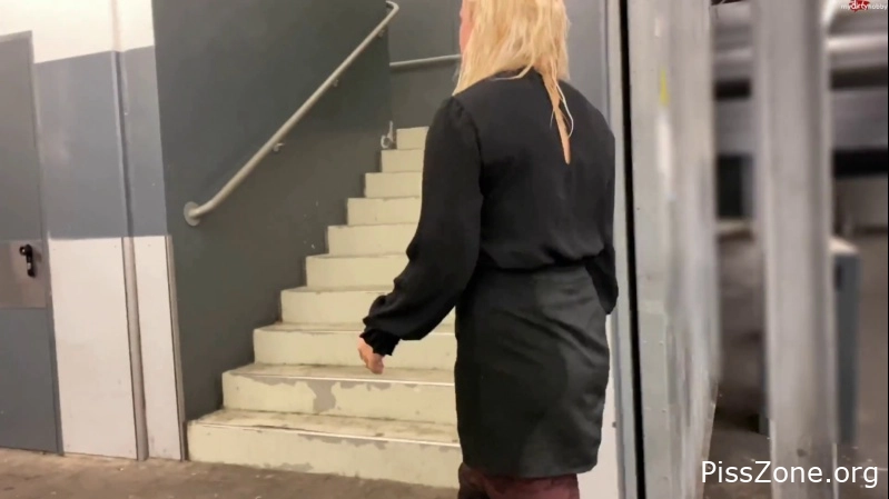 with night lover Devil Sophie - I’ve never been so wet – Violent Piss on the supermarket 230 MB, MPEG-4, 2025