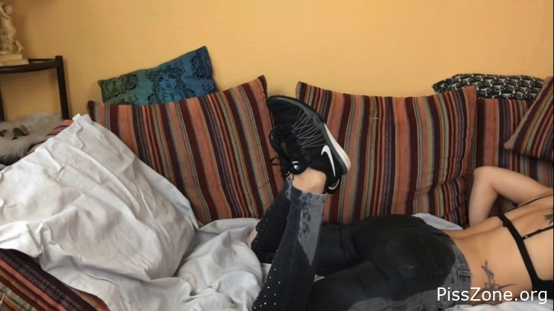 No Toilet No Problem So Wet! Ultimate 9 Minute Jeans Piss Sunami !! Curlycate, (MPEG-4/2025) 156 MB, pee event