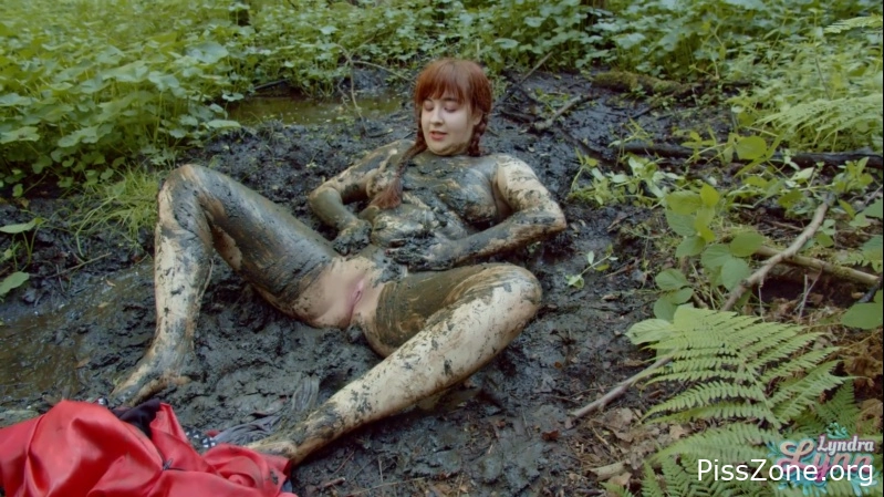 LyndraLynn - Little Red Riding Hood masturbates in the forest mud