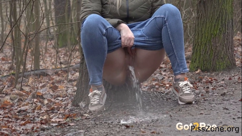 Golden Lick Scene Powerful piss in suburbs Nikki Dream, (MPEG-4/2025) 78.5 MB, full pissing