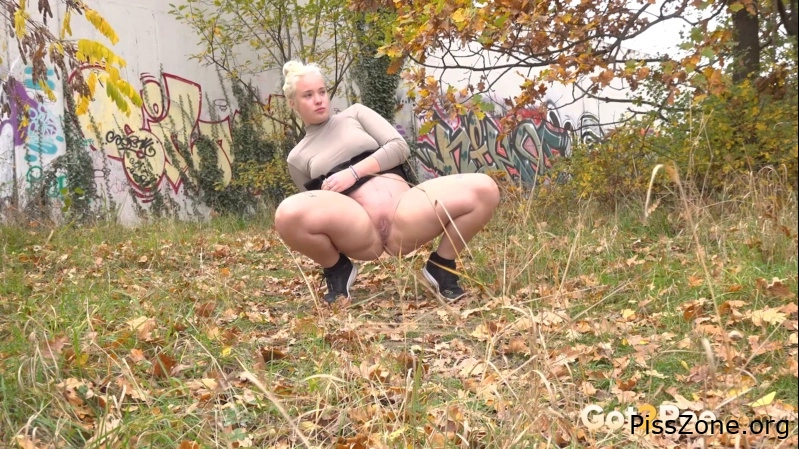 Curvy blonde squatting to pee 61.5 MB, MPEG-4, 2025
